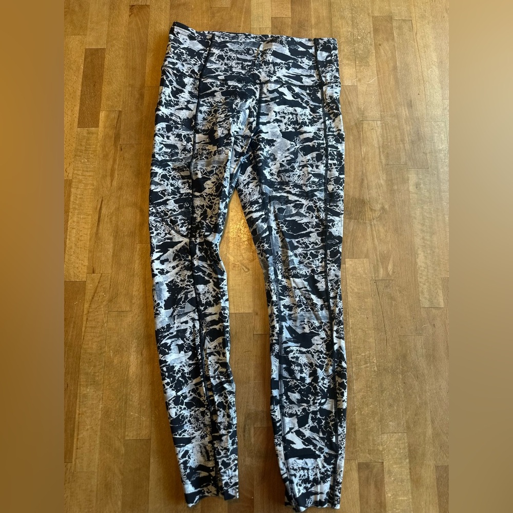 Lulu Lemon women’s leggings. Size 6. Black, grays, white fun pattern.